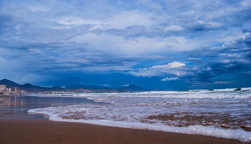 Vues de la plage sur les montagnes en Espagne sur Rouzbeh Tahmassian