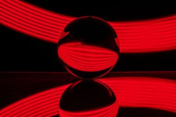 Glaskugel in rot von Thomas Riess