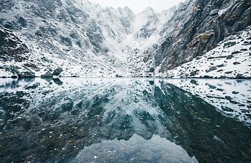 Bergmeer in de winter van fernlichtsicht