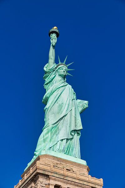 Die Freiheitsstatue in New York City USA Tageslicht Nahaufnahme niedrigen Winkel Ansicht mit blauem  von Mohamed Abdelrazek