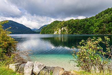 Vue sur le lac Alpsee dans l'Allgäu en Bavière