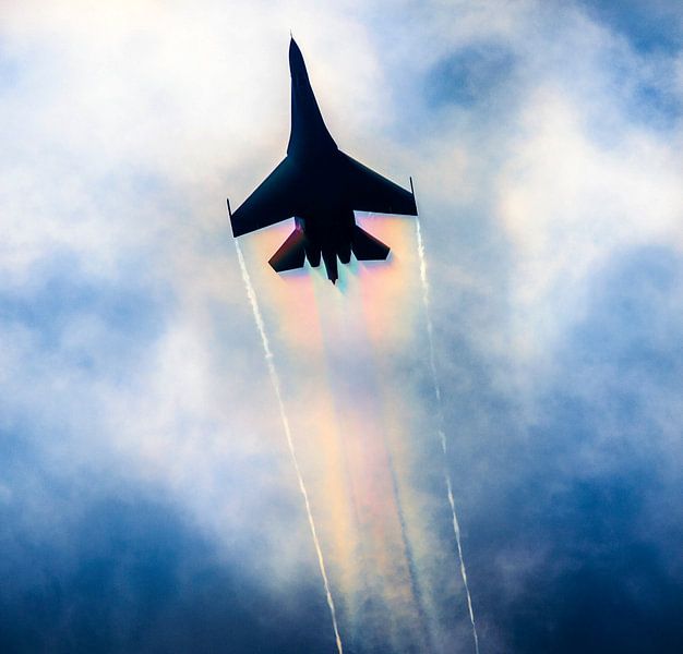 Su-27 flanker met een flinke regenboog op de vleugels van Stefano Scoop