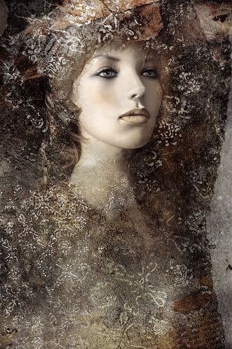 Romantische vrouw met jurk behangen