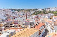 Ville portugaise d'Albufeira avec des bâtiments et des maisons blanches par Ben Schonewille Aperçu