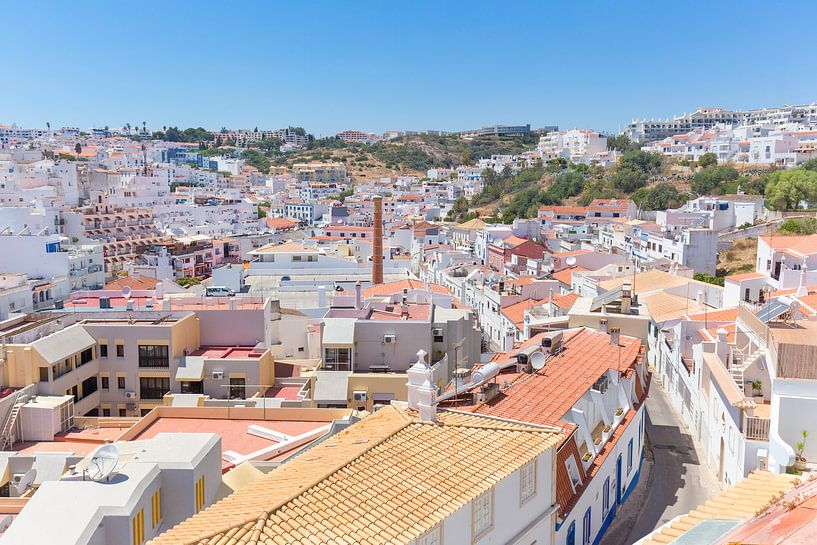 Ville portugaise d'Albufeira avec des bâtiments et des maisons blanches par Ben Schonewille
