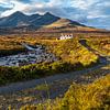 Einsames weißes Haus auf Skye von Annette Schoof