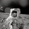 Astronaut doet onderzoek op de maan van Moondancer .