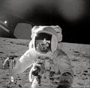 Astronaut doet onderzoek op de maan van Moondancer . thumbnail