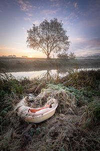 Verfallendes Boot bei Sonnenaufgang im Winter