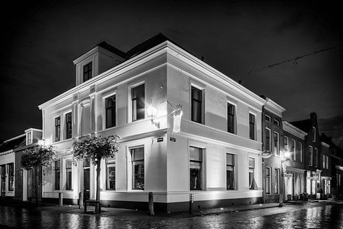 Herberg Ridder Sint Joris bij avond in zwartwit