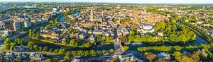 Vue aérienne de la ville de Zwolle lors d'un coucher de soleil en été sur Sjoerd van der Wal Photographie