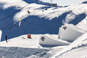 Aktionsfoto Snowboarder hoch in der Luft in den österreichischen Alpen