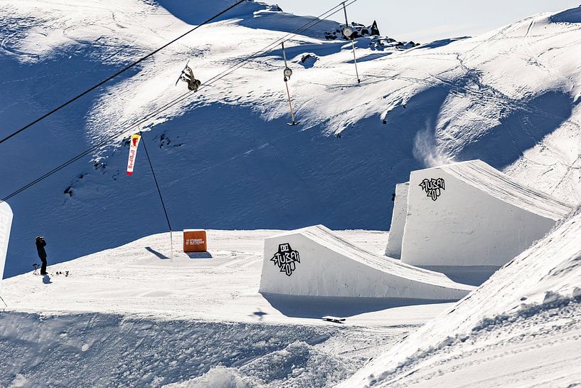 Actie foto snowboarder hoog in de lucht in de Oostenrijkse alpen van Hidde Hageman