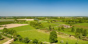 Photo de drone dans le "Zak van Zuid-Beveland" avec la ferme Roode Hoeve un jour d'été