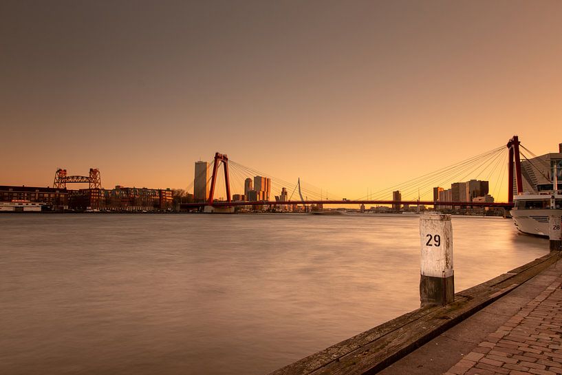 Drie Rotterdamse bruggen tijdens het gouden uur van Yvonne van Leeuwen