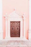 Style méditerranéen - porte antique et décoration murale rose