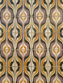 Retro-Fliesenmuster im geometrischen Stil aus Portugal von Minimalistic Travel Photography by.Rieneke