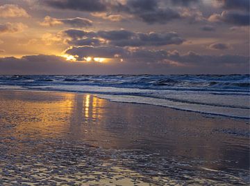 Zonsondergang op t strand van Texel van Pictures by Van Haestregt