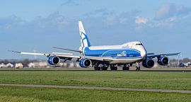 AirBridgeCargo Boeing 747-8 bij tweede poging geland. van Jaap van den Berg