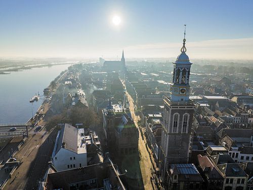 Kampen stadsgezicht met de Nieuwe Toren aan de IJssel