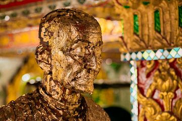 Gouden buddhabeeld in een Thaise tempel van Laurien Blom