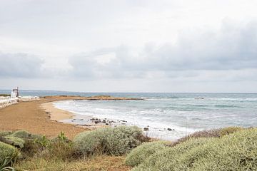 Uitzicht op Potamos strand, Kreta bij bewolkt weer | Reisfotografie van Kelsey van den Bosch