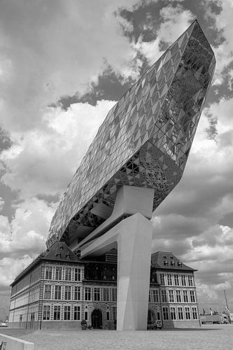 Havengebouw Antwerpen in zwart-wit