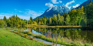 Waterspiegeling in de heidevijver, herfst, bij Oberstdorf van Walter G. Allgöwer