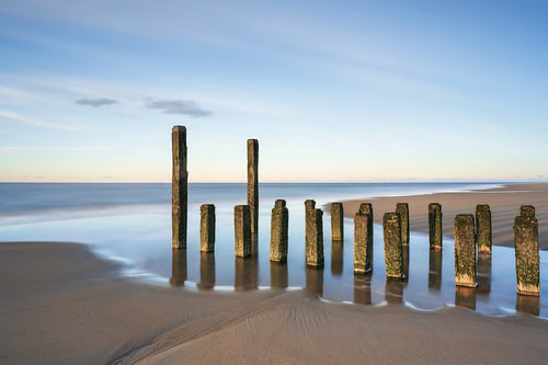 Wellenbrecher bei Sonnenuntergang in Burgh Haamstede