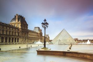 Louvre pluvieux Paris sur Dennis van de Water