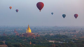 Luchtballonnen boven Bagan in Myanmar van Roland Brack
