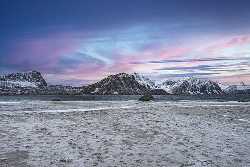 besneeuwd strand bij Vikten