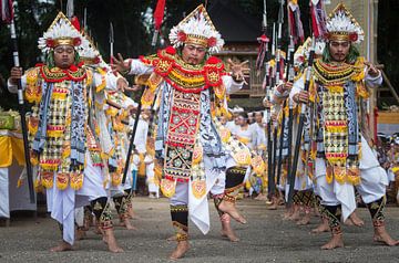 Baris dans (warrior dance) op Bali, Temple Pura Dalem Kauh near Tangallalang