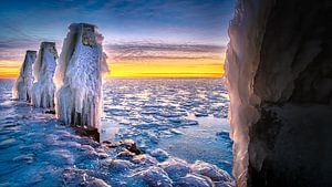 Winter landschap met ijs sculpturen  aan IJsselmeer kust van Fotografiecor .nl