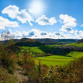 Heuvelachtig landschap in de herfst van Raphotography