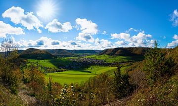 Heuvelachtig landschap in de herfst van Raphotography