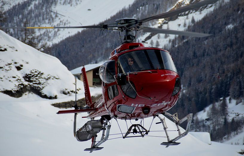 Reddingshelikopter in de Zwitserse Alpen van Willem van den Berge