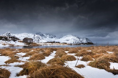 Houten huis in een winters landschap in Noorwegen