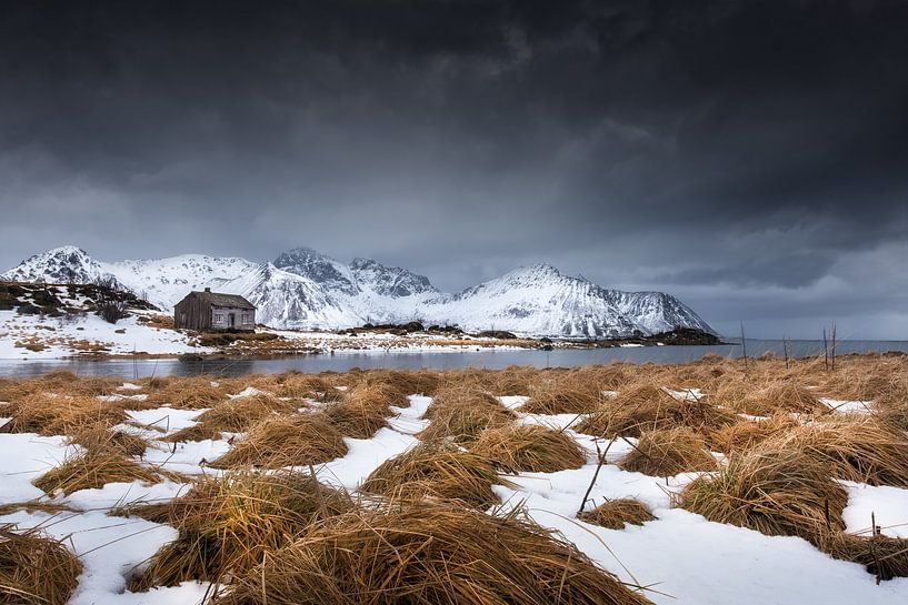 Holzhaus in winterlicher Landschaft  in Norwegen von Voss Fine Art Fotografie