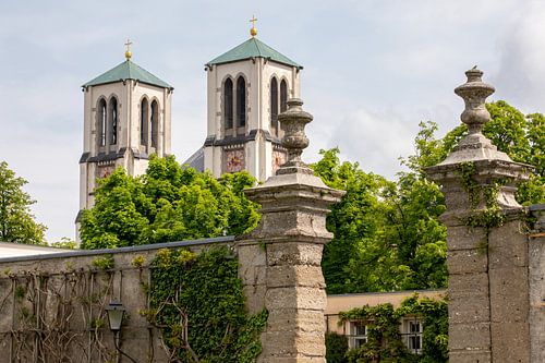 Salzburg - de torens van de Andräkirche gezien vanuit de Mirabell Tuinen