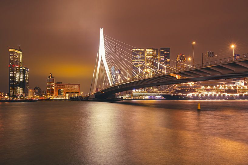 Erasmusbrug en MS Rotterdam van Ronne Vinkx