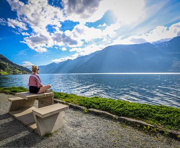 Sukhasana bij Hardangerfjord: Rust en kalmte onder de zonnestralen van Be More Outdoor