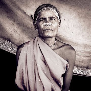 Traditioneel versierde vrouw uit Odisha, India van Affect Fotografie