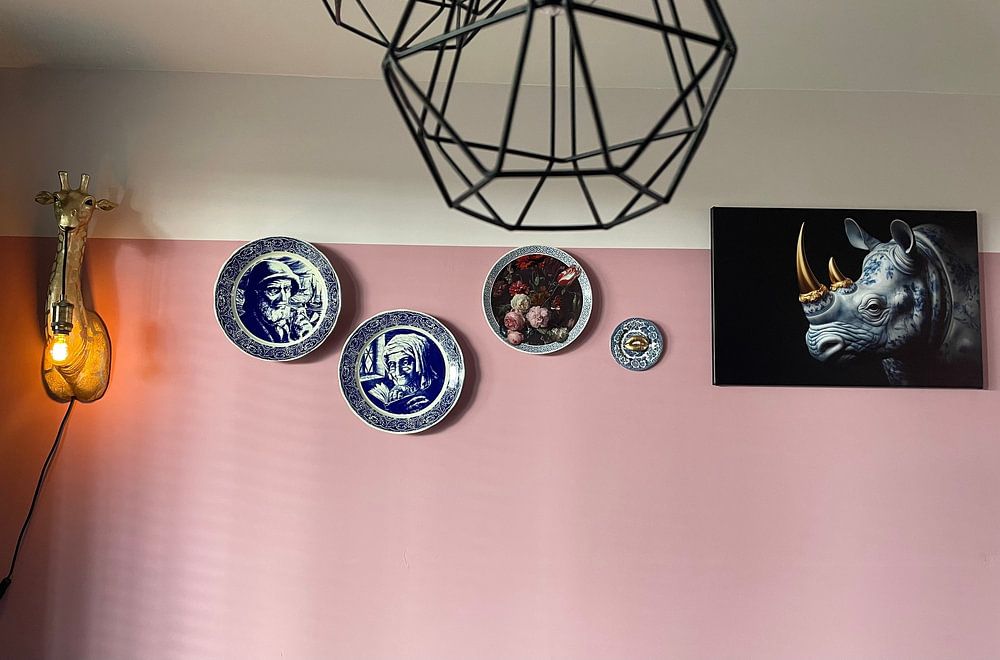 Rhinocéros en porcelaine bleue de Delft avec cornes dorées et fond sombre par Dutch Art Works