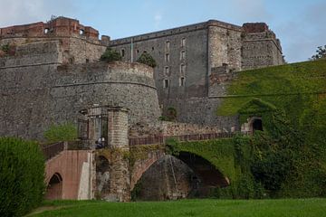 Poort van fort (Kasteel) van Priamar aan de kust van Savona, Italië van Joost Adriaanse