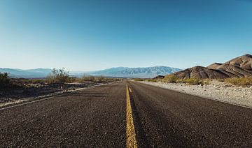 Snelweg in Death Valley National Park | Reisfotografie fine art foto print | Californië, U.S.A. van Sanne Dost