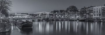 Le pont Skinny et la rivière Amstel à Amsterdam le soir - 3