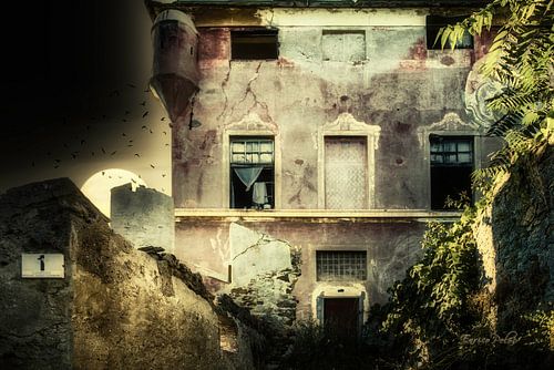 ALBENGA VILLA FORTEZZA LA COLOMBERA DAS GEISTERHAUS IM WALD von Enrico Pelos