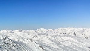Panoramablick hoch oben in den schneebedeckten Bergen der französischen Alpen von Sjoerd van der Wal Fotografie