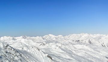 Panoramisch uitzicht hoog in de besneeuwde bergen van de Franse Alpen